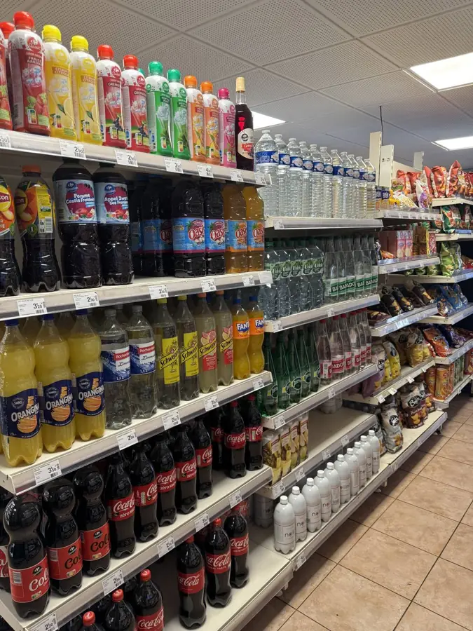 Allée boissons et sodas de l'épicerie Proxi Dombasle