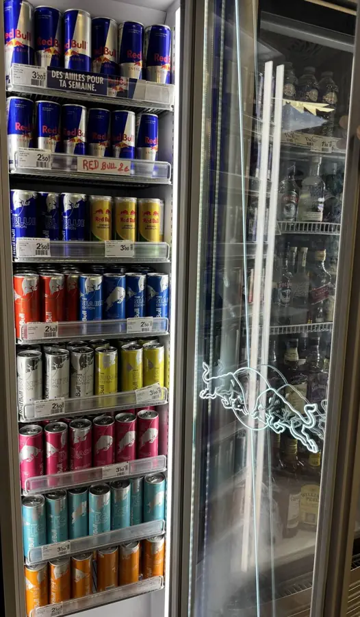 Frigo boissons énergisantes de l'épicerie Proxi Dombasle