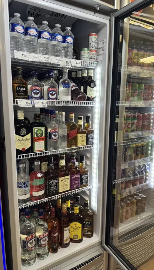 Frigo spiritueux (vodka, whisky, rhum) de l'épicerie Proxi Dombasle
