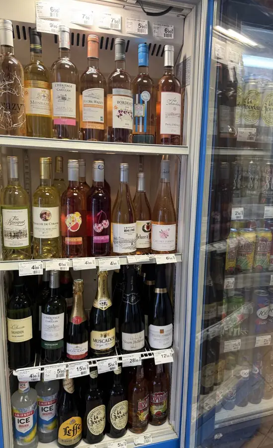 Frigo vins et champagnes de l'épicerie Proxi Dombasle