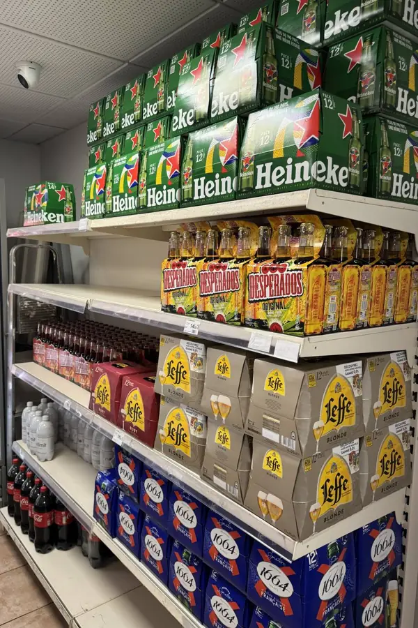 Réserve de packs de bières de l'épicerie Proxi Dombasle